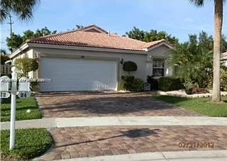 24 Gables Blvd — Photo 1