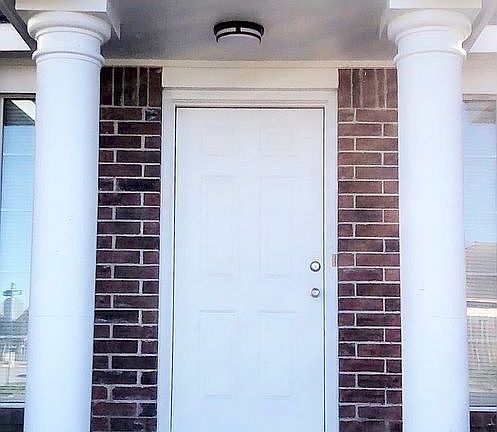 2nd image of 2658 Paris St