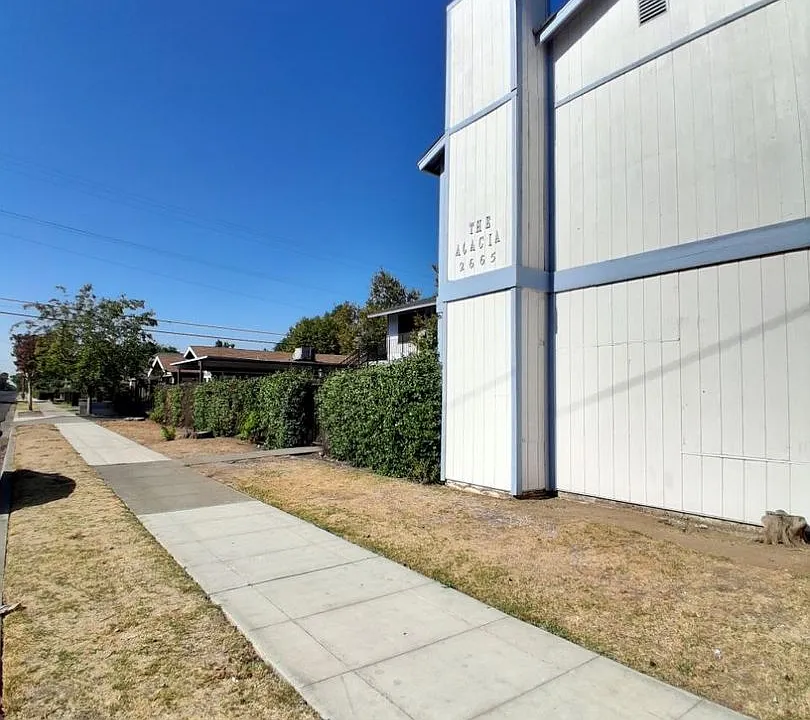 2665 N Wishon Ave