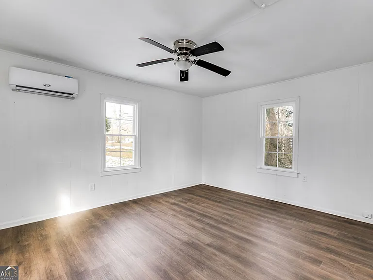 734 W College St — Photo 13