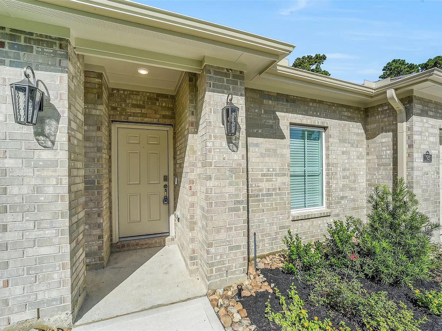 4 bed, 3.0 bath, 1886 sqft, $2,250 — Photo 2