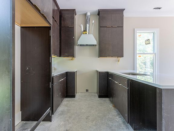 4th image of 212 Gresham Ave