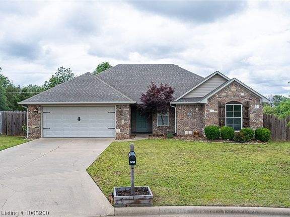 3rd image of 1018 Persimmon St
