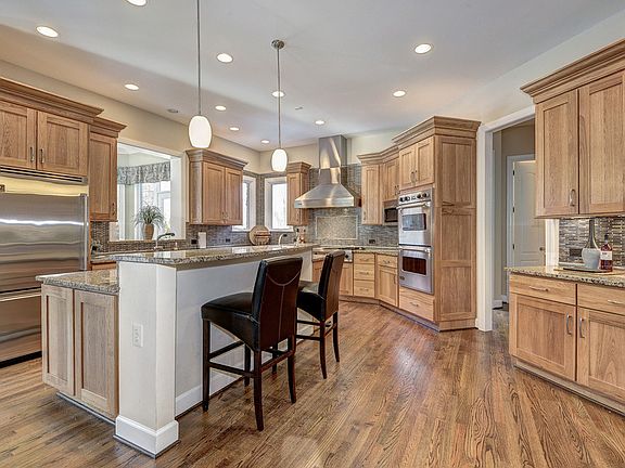 Gourmet Kitchen w/Island