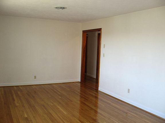 4th image of 135 Barberry Ln