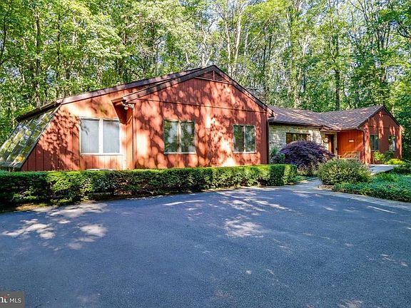 5th image of 1322 Laurel Ln