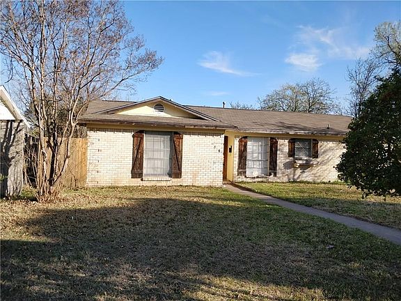 2nd image of 814 Laguna Dr