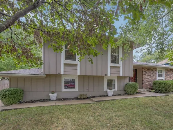 203 SE Circleview Dr, Lees Summit, MO 64063