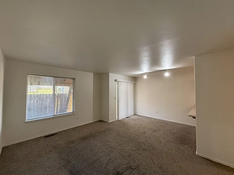 1875 SW Salmon Ave — Photo 7