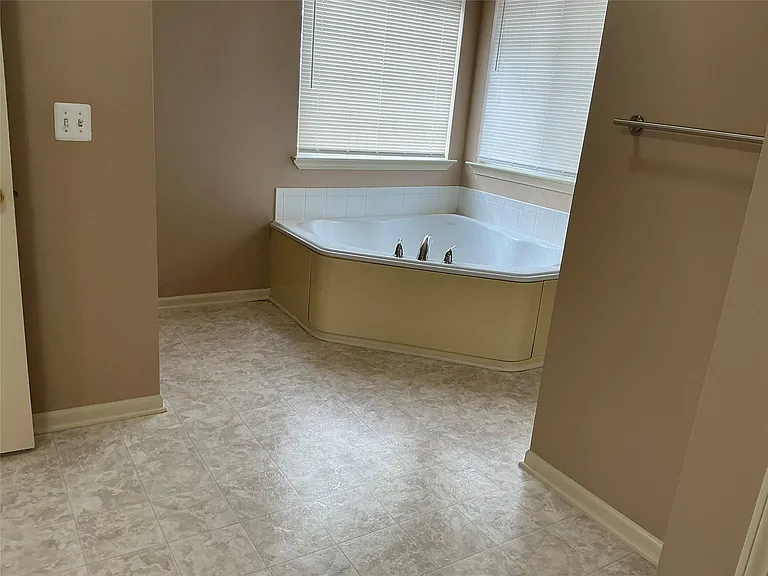 48161 Nottinghill Ln — Photo 29