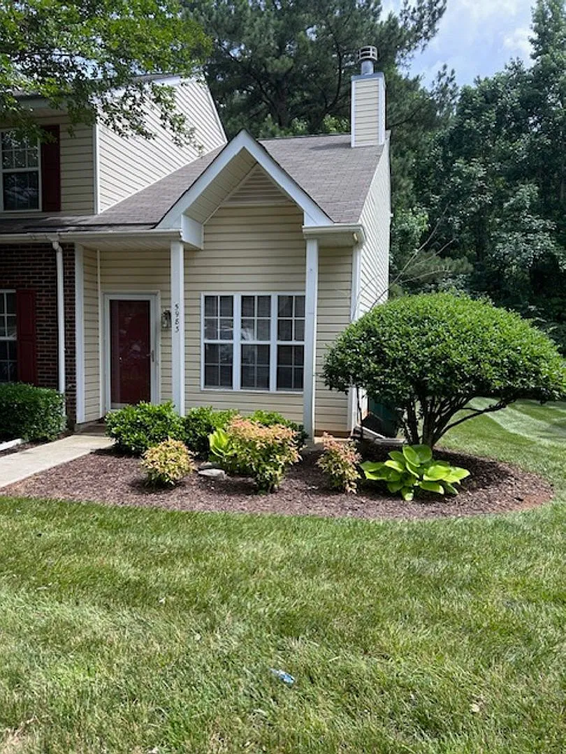 Coming Soon! 3 Bed 2 Bath End Unit Townhome located in a beautiful, desirable community! — Photo 2