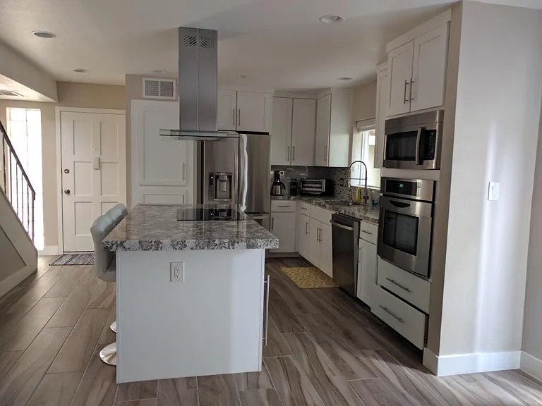 Fully upgraded kitchen w/ Island