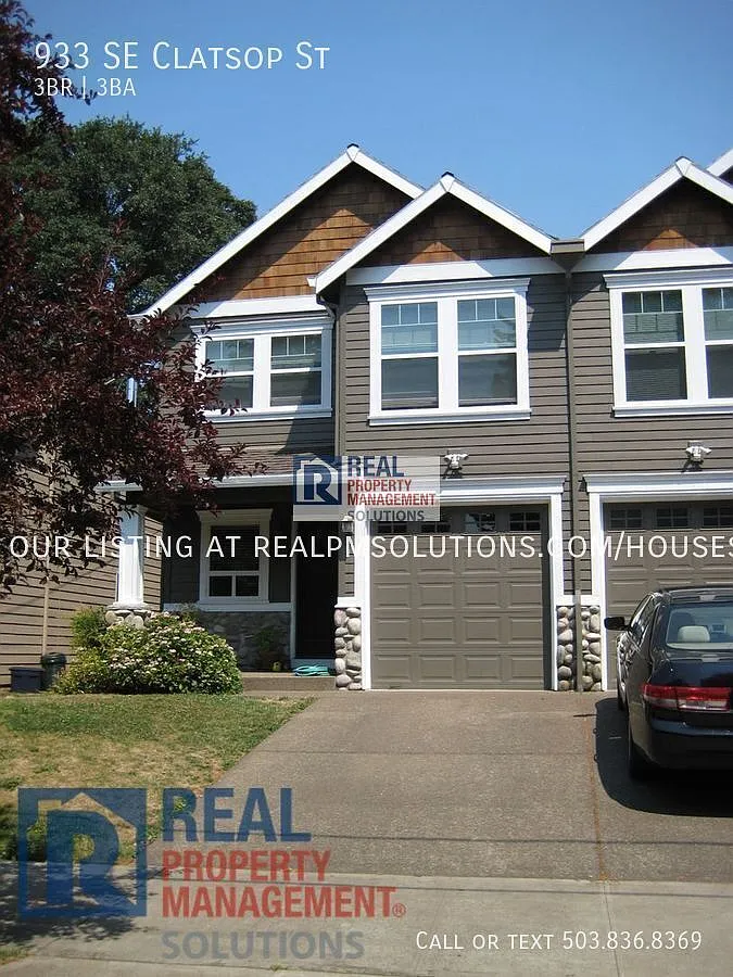 Updated and Charming Townhome Available in Sellwood — Photo 1