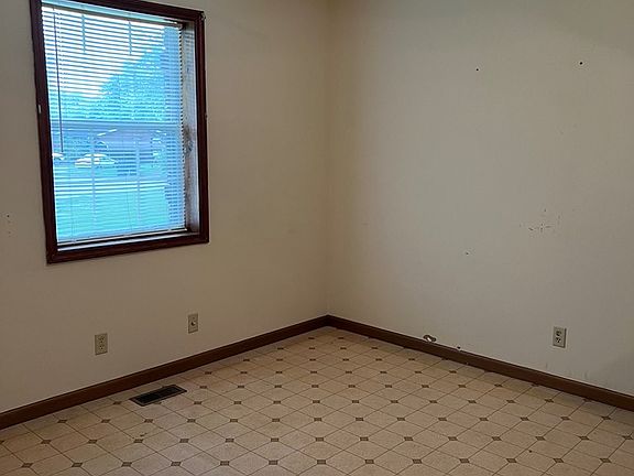 4th image of 205 Earle Ct