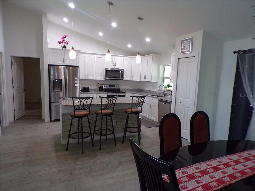 3 bed, 2.0 bath, 1459 sqft, $2,400 — Photo 4