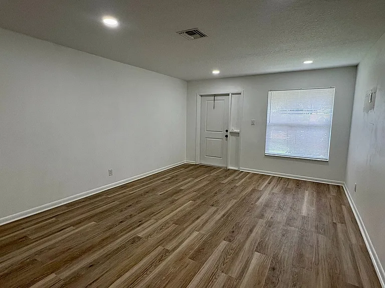 1135 SW Spruce St — Photo 3