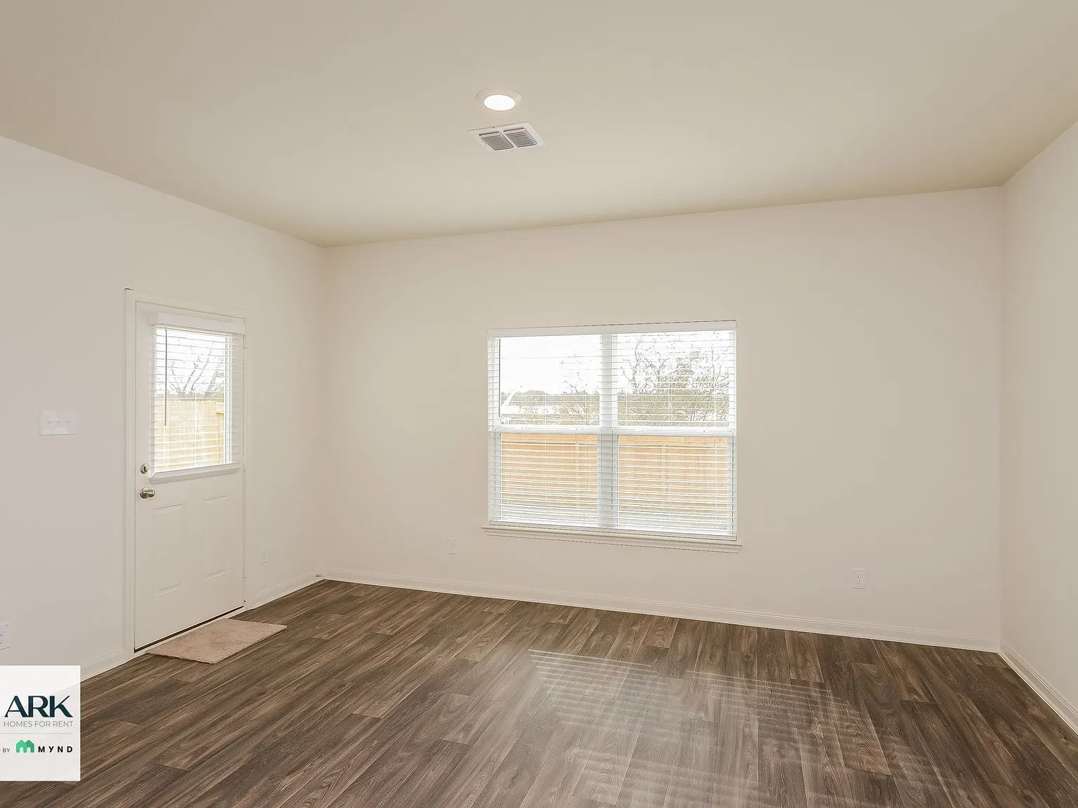 4 bed, 2.5 bath, 2204 sqft, $1,815 — Photo 4