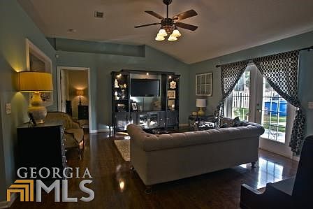 3rd image of 319 Hallowes Dr