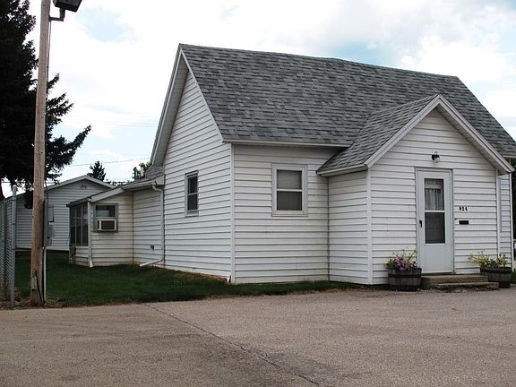 2nd image of 924 Main St