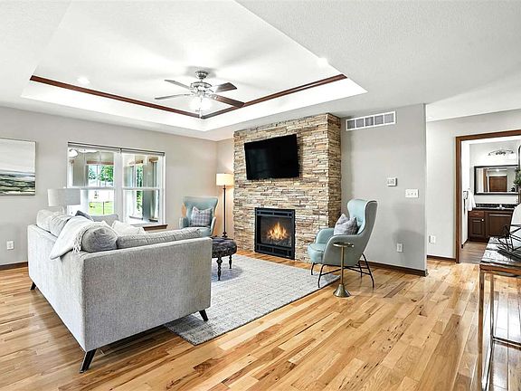 3rd image of 1417 Campbell Dr