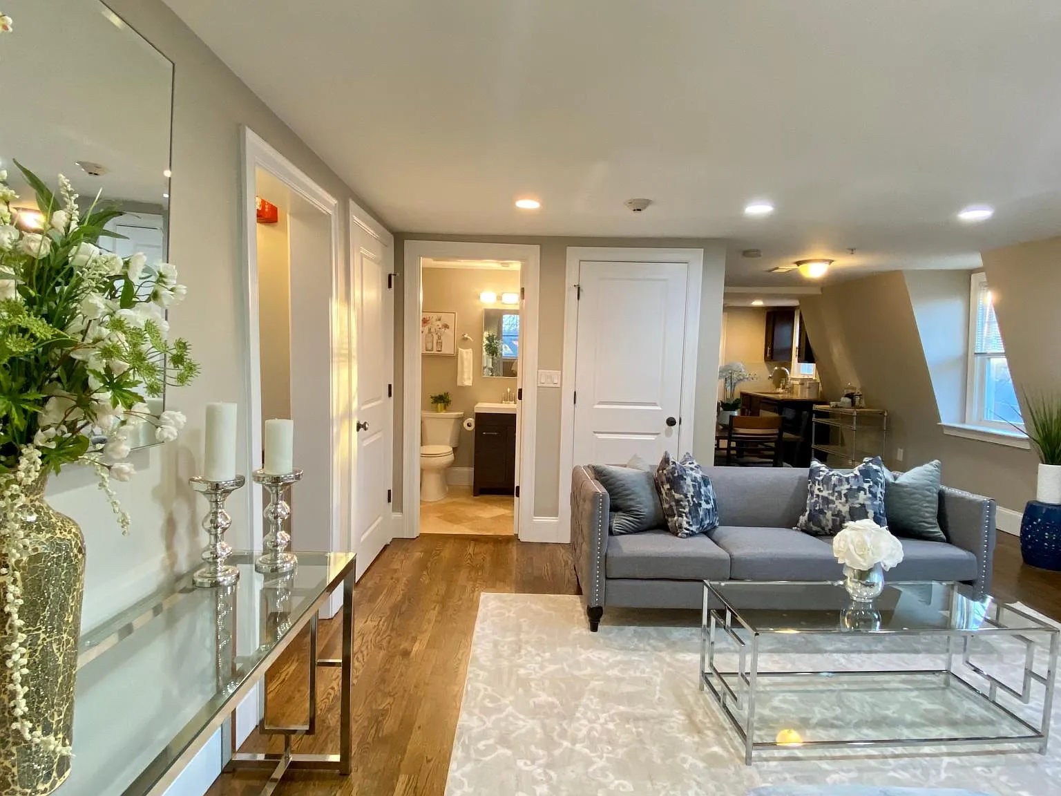 3 bed, 1.5 bath, 900 sqft, $4,000 — Photo 3