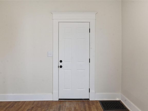 4th image of 213 W Birdsall St