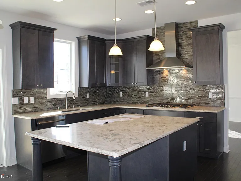 47 Thomas Dr — Photo 9
