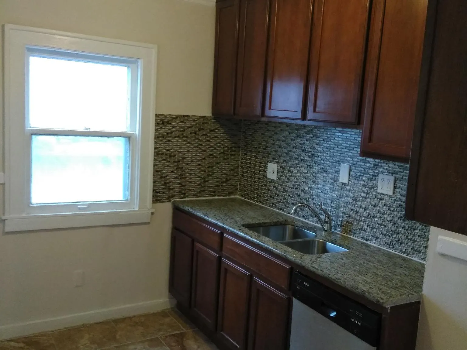 2 bed, 890 sqft, $1,300 — Photo 2