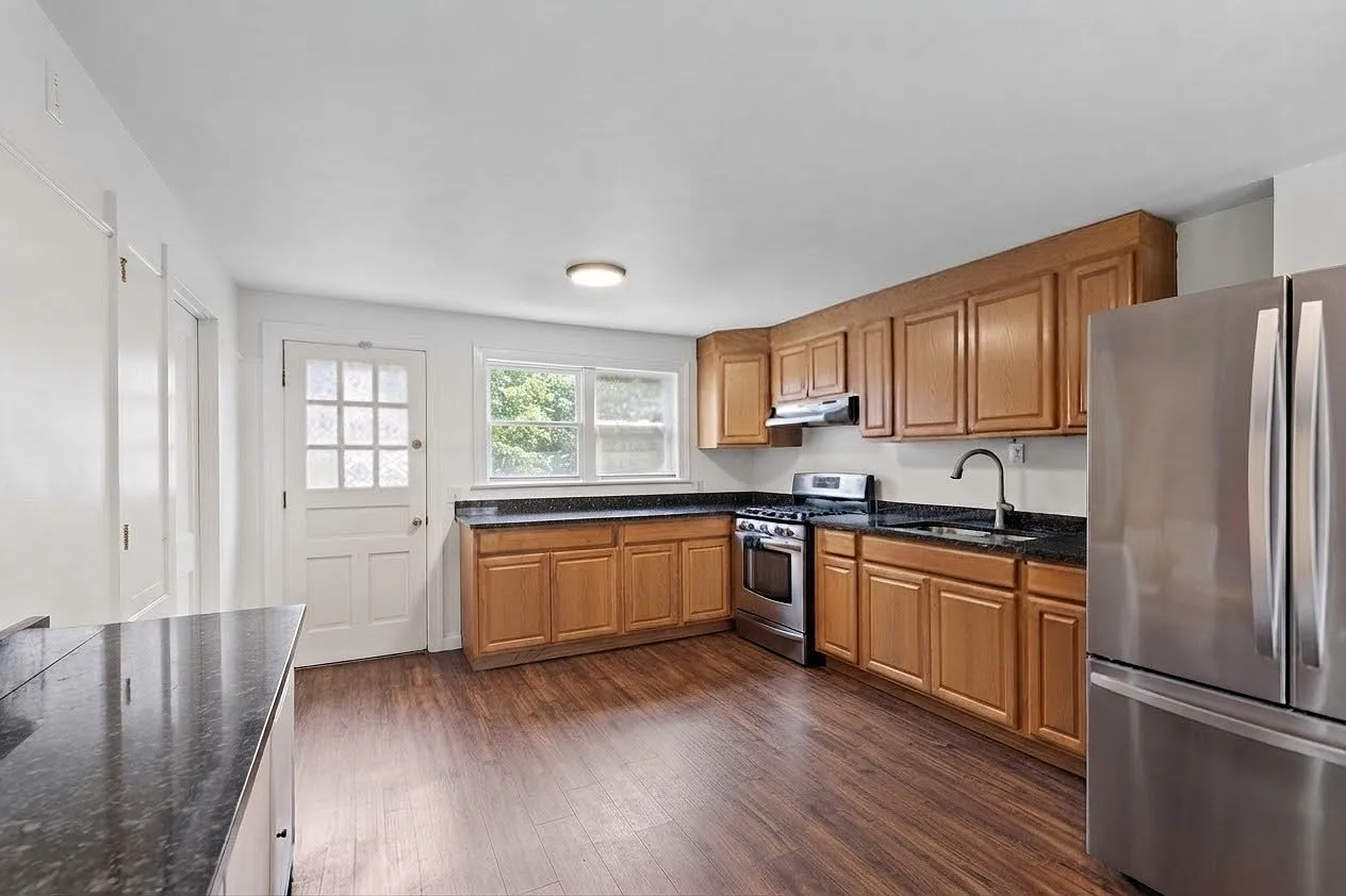 5 bed, 2.0 bath, 1616 sqft, $2,800 — Photo 4