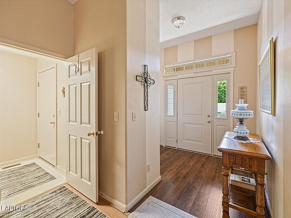 5th image of 121 Wycliff Ln