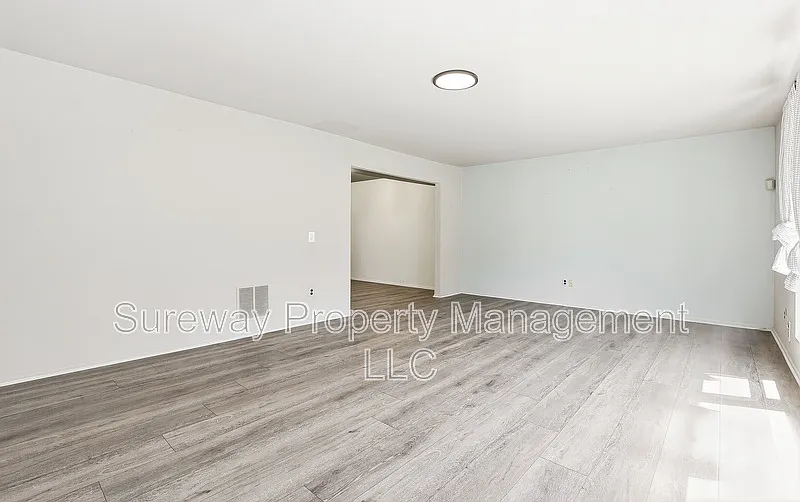 3 bed, 1.5 bath, 2005 sqft, $3,200 — Photo 3