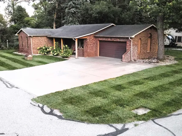 509 E Woodlawn Dr, Winamac, IN 46996