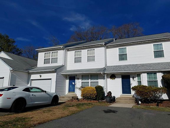 2nd image of 703 Hawthorne Ln