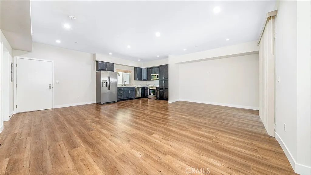 Building Photo - 17154 Chatsworth St #2