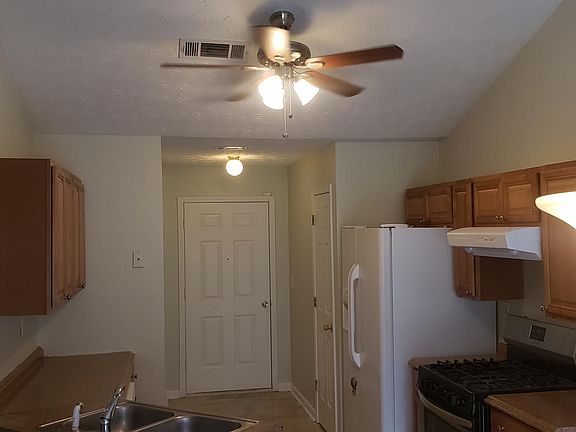 3rd image of 943 Sentry Ct
