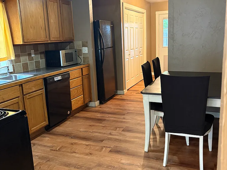 504 W Harris St — Photo 5