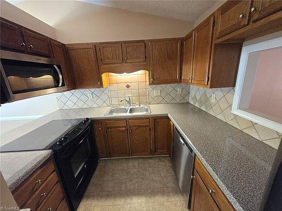 5th image of 15 Collwood Ct