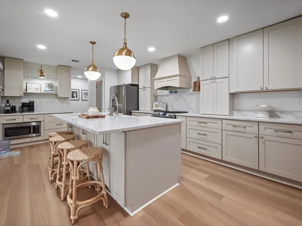 2021 Canterbury St, Irving, TX 75062