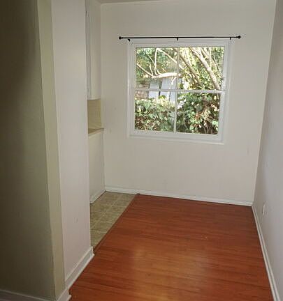 4th image of 1314 1/4 S Barrington Ave