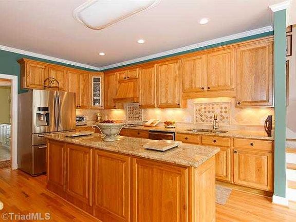 5th image of 203 Emerson Dr