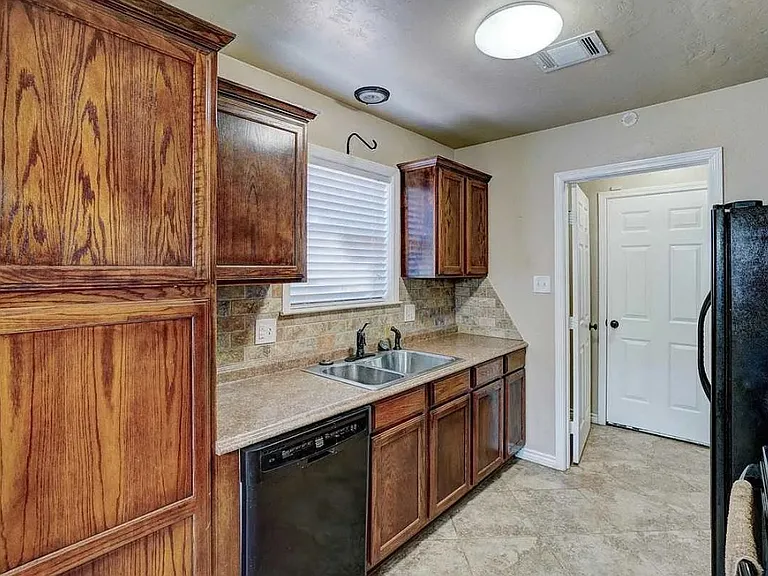 5716 NW Cedarwood Dr — Photo 8