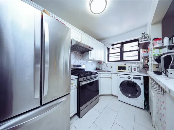 2705 Kings Highway image 3 of 17