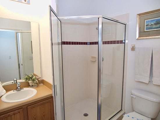 VA4P268VW-Shared-Bathroom