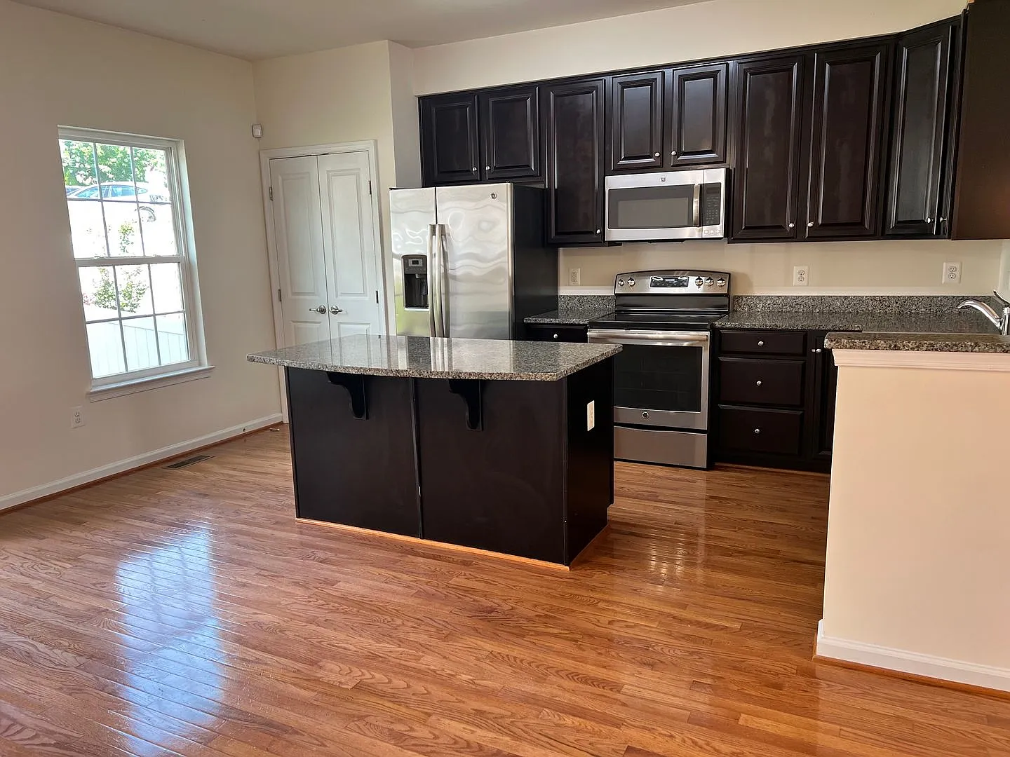 Stylish 3-Level Townhome with Garage in Riverwood — Photo 3