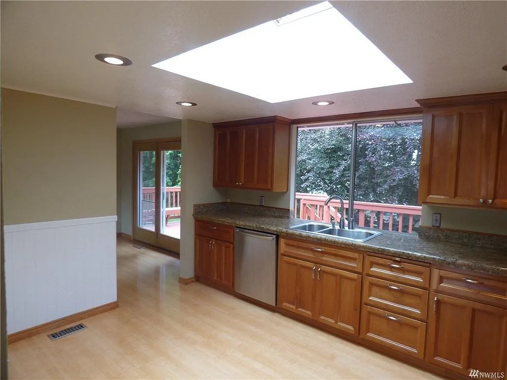 4 bed, 2200 sqft, $3,700 — Photo 4