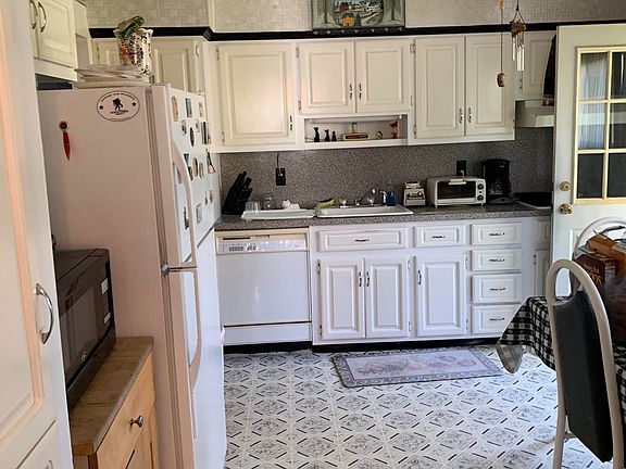 3rd image of 472 Medina St