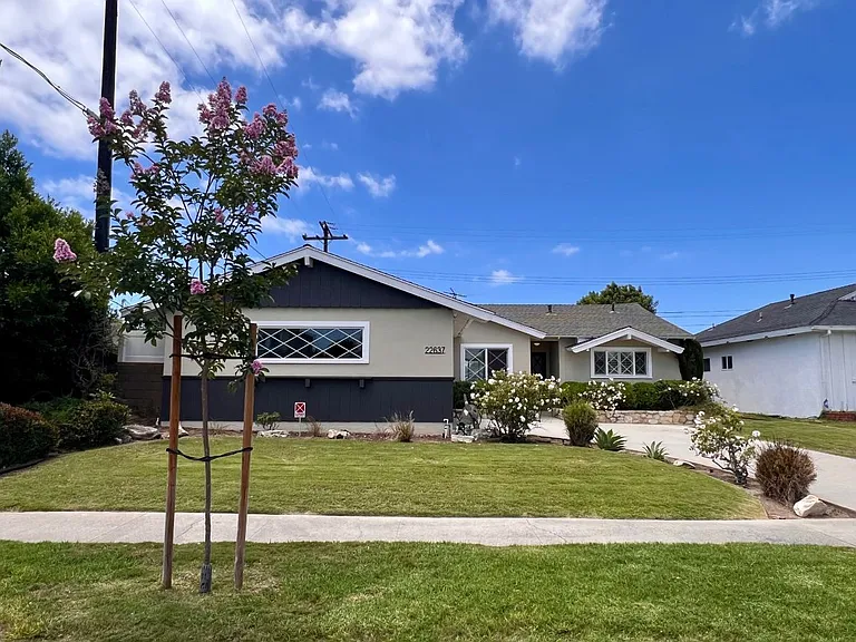 22637 Hickory Ave — Photo 2