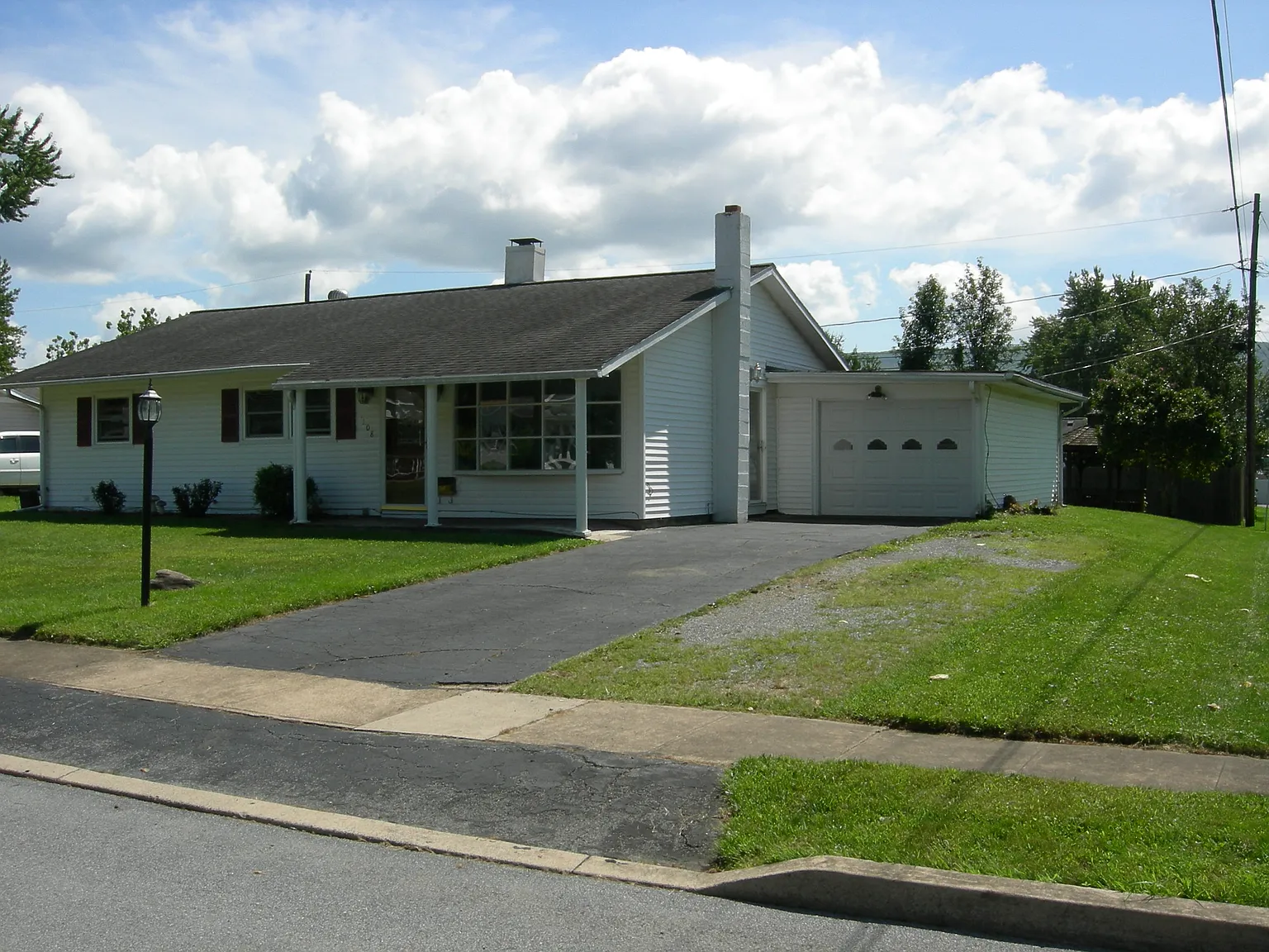 3 bed, 1.5 bath, 1120 sqft, $1,600 — Photo 2