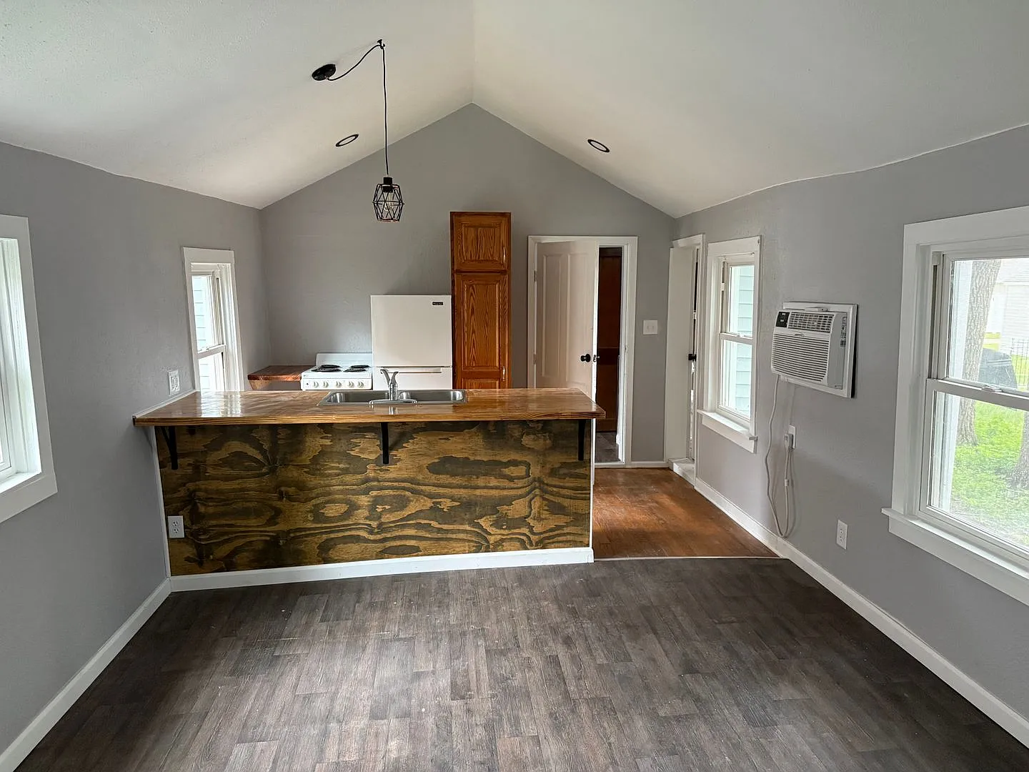 Southside 2 bedroom home — Photo 2