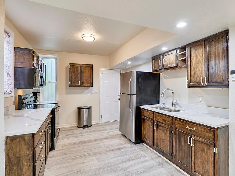 1421 N Park Pl — Photo 16